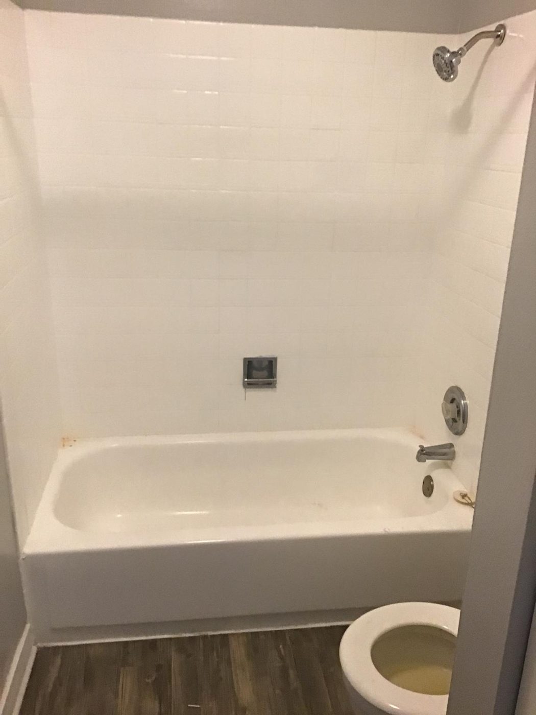 Bathroom tub before deep cleaning